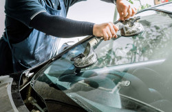 Changer un pare-brise d'urgence sur un SUV